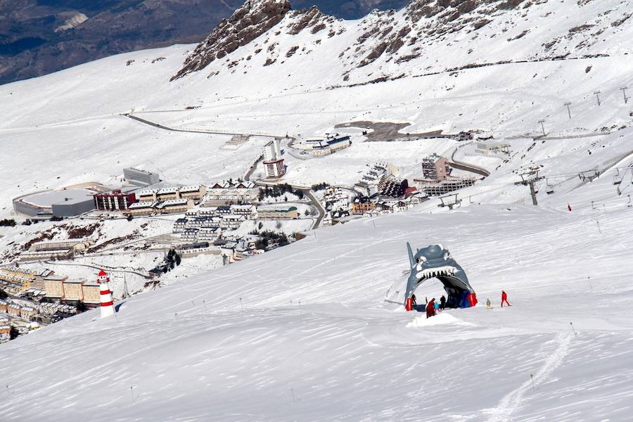 Un total de 1.800 esquiadores y 300 visitantes han disfrutado de jornada inaugural, en la que se abrió 47 kilómetros de pistas