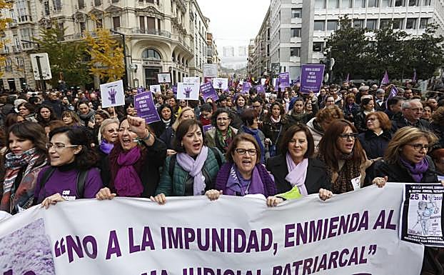 Granada se echa a la calle contra la violencia de género: «Quien ama no mata ni humilla ni maltrata»