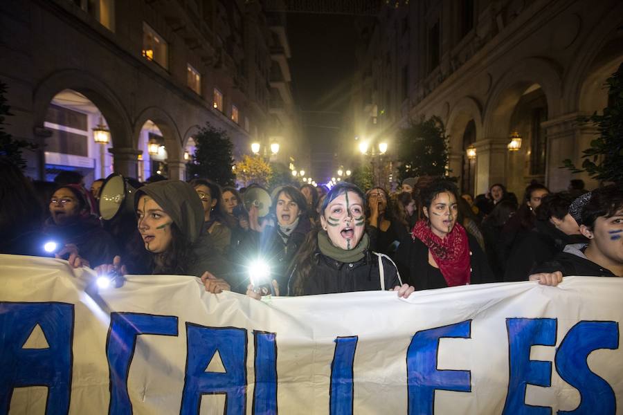 Una protesta que partió a las diez de la noche de Plaza Nueva y recorrió el Centro de la ciudad hasta medianoche