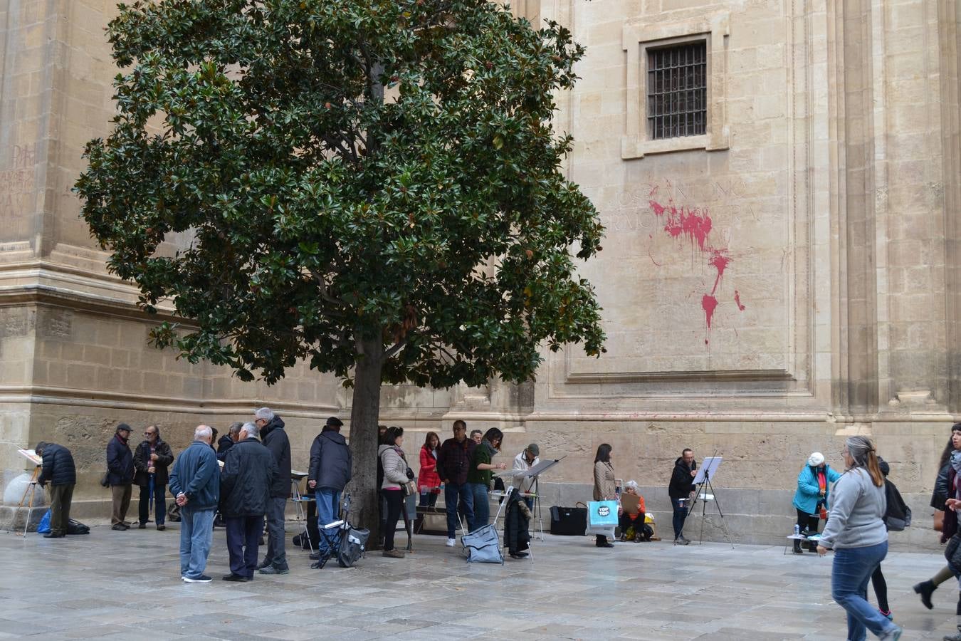 Un centenar de pintores de Andalucía Oriental celebraron el domingo, 25 de noviembre, el Día Mundial de la Acuarela, en el entorno de la Catedral de Granada