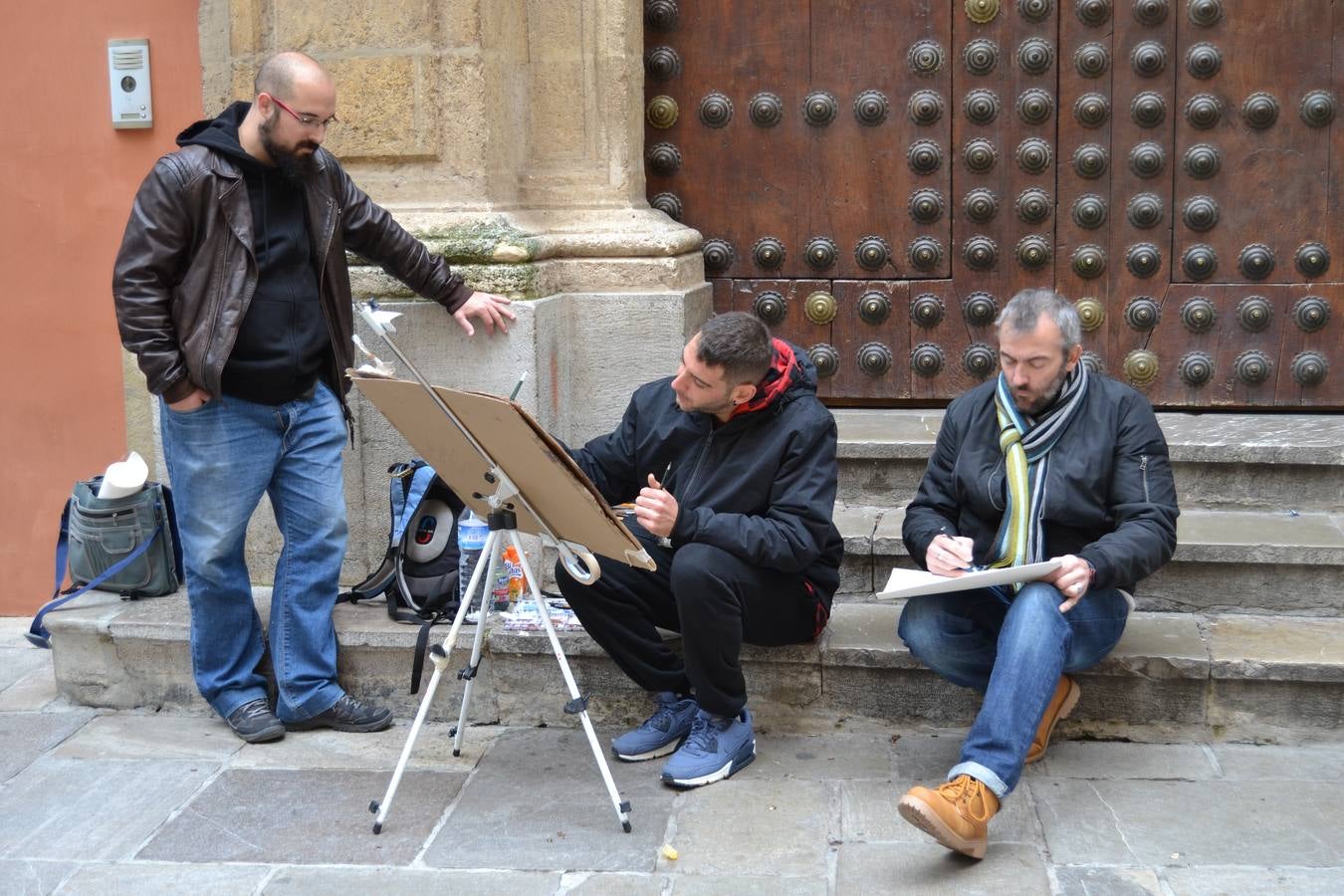 Un centenar de pintores de Andalucía Oriental celebraron el domingo, 25 de noviembre, el Día Mundial de la Acuarela, en el entorno de la Catedral de Granada