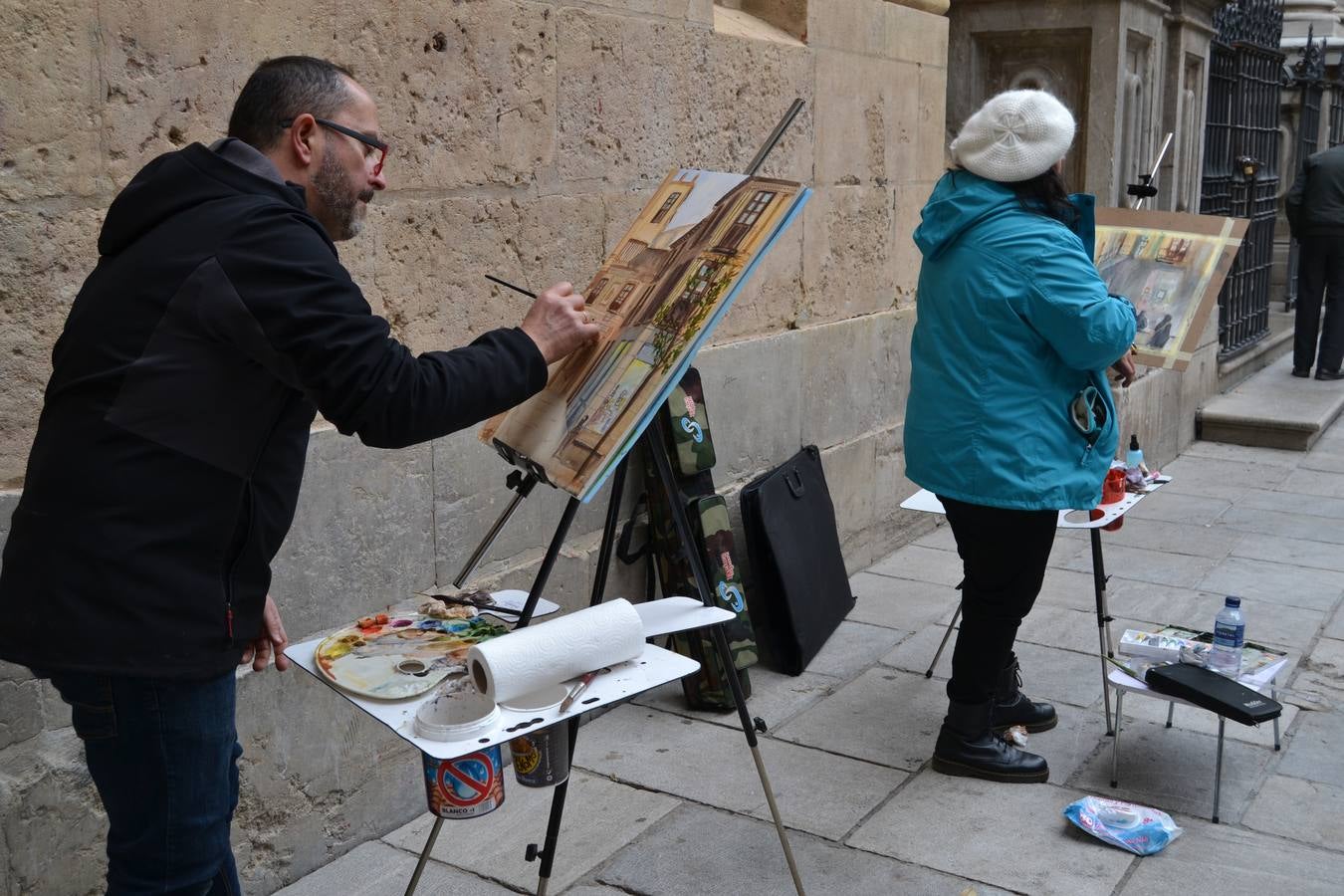 Un centenar de pintores de Andalucía Oriental celebraron el domingo, 25 de noviembre, el Día Mundial de la Acuarela, en el entorno de la Catedral de Granada