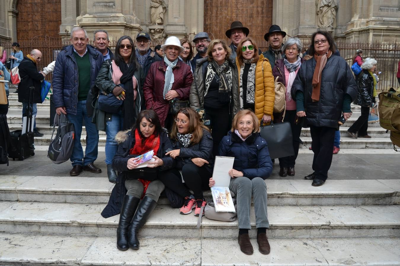 Un centenar de pintores de Andalucía Oriental celebraron el domingo, 25 de noviembre, el Día Mundial de la Acuarela, en el entorno de la Catedral de Granada
