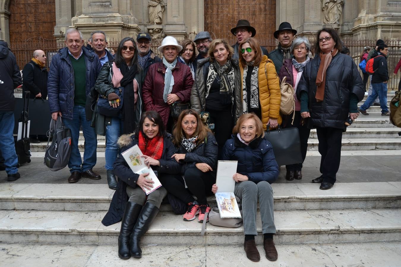 Un centenar de pintores de Andalucía Oriental celebraron el domingo, 25 de noviembre, el Día Mundial de la Acuarela, en el entorno de la Catedral de Granada