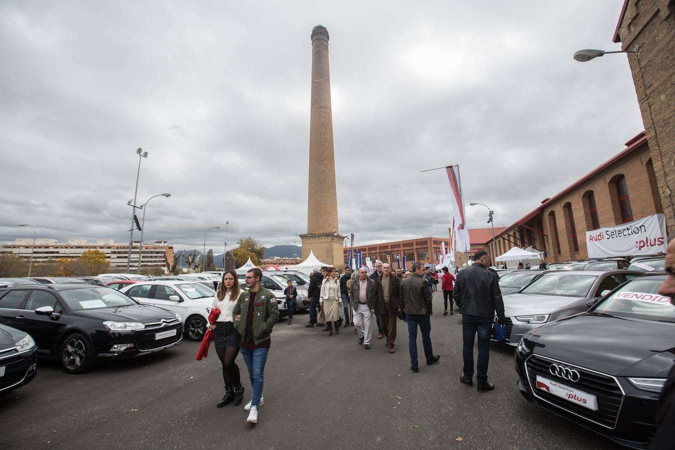 El público volvió a llenar ayer el recinto de la Feria de Muestras, que ha visto como varios miles de personas han cruzado sus puertas atraídos por los coches y motos expuestas en estos días