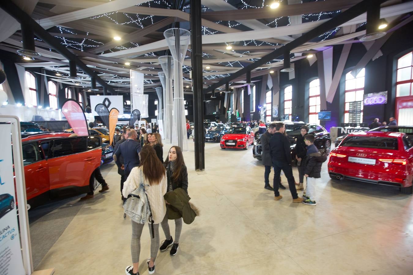 El público volvió a llenar ayer el recinto de la Feria de Muestras, que ha visto como varios miles de personas han cruzado sus puertas atraídos por los coches y motos expuestas en estos días