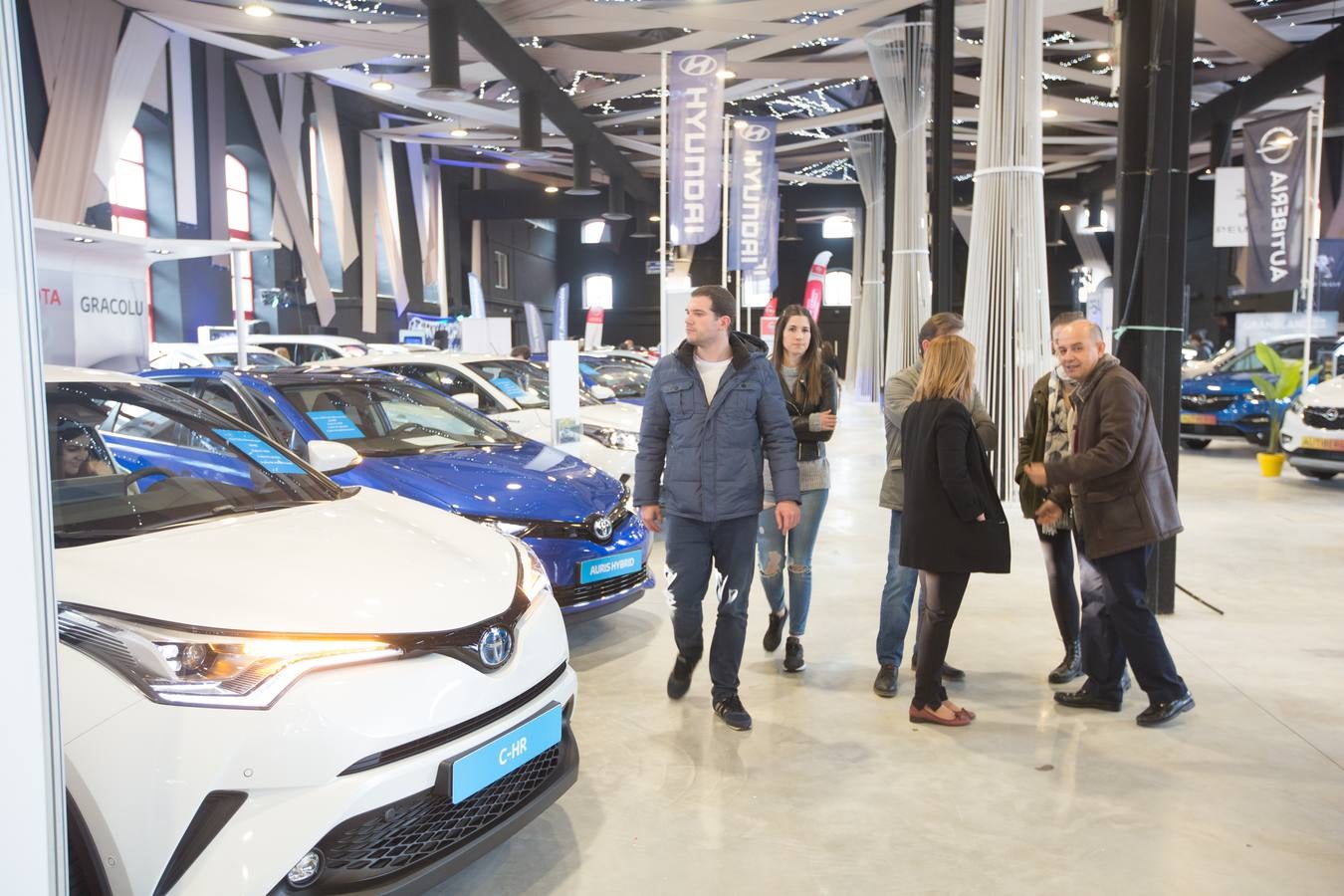 El público volvió a llenar ayer el recinto de la Feria de Muestras, que ha visto como varios miles de personas han cruzado sus puertas atraídos por los coches y motos expuestas en estos días