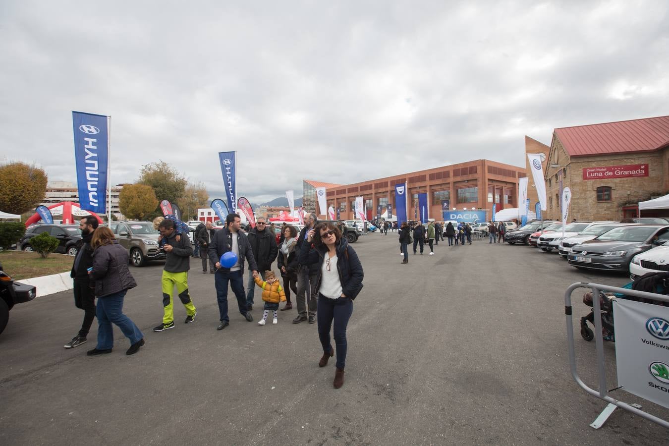 El público volvió a llenar ayer el recinto de la Feria de Muestras, que ha visto como varios miles de personas han cruzado sus puertas atraídos por los coches y motos expuestas en estos días