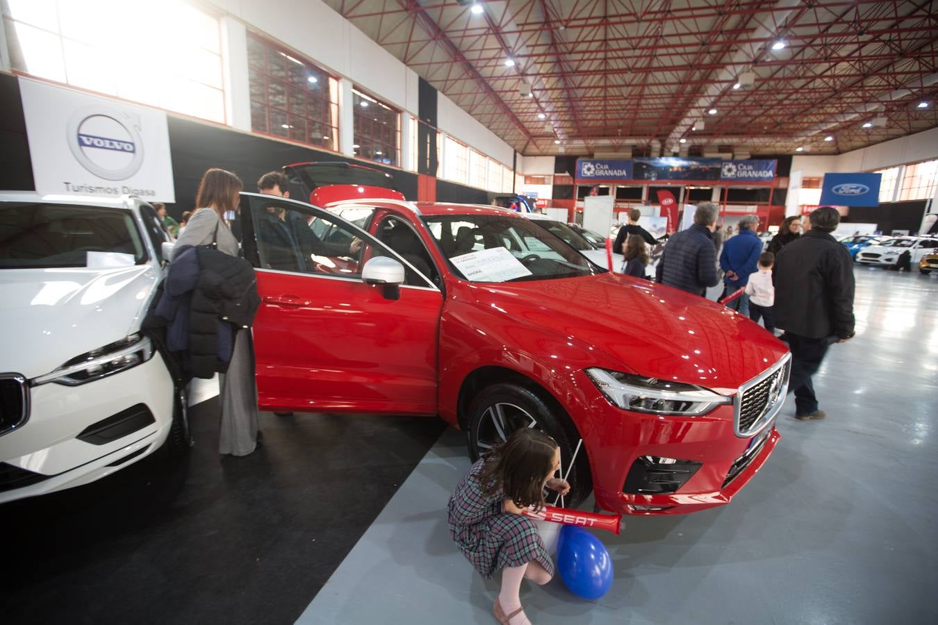 El público volvió a llenar ayer el recinto de la Feria de Muestras, que ha visto como varios miles de personas han cruzado sus puertas atraídos por los coches y motos expuestas en estos días