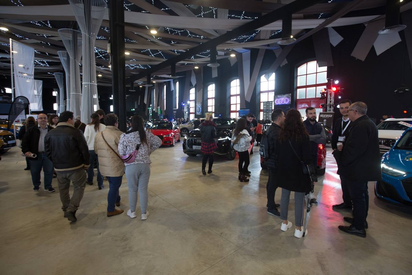 El público volvió a llenar ayer el recinto de la Feria de Muestras, que ha visto como varios miles de personas han cruzado sus puertas atraídos por los coches y motos expuestas en estos días