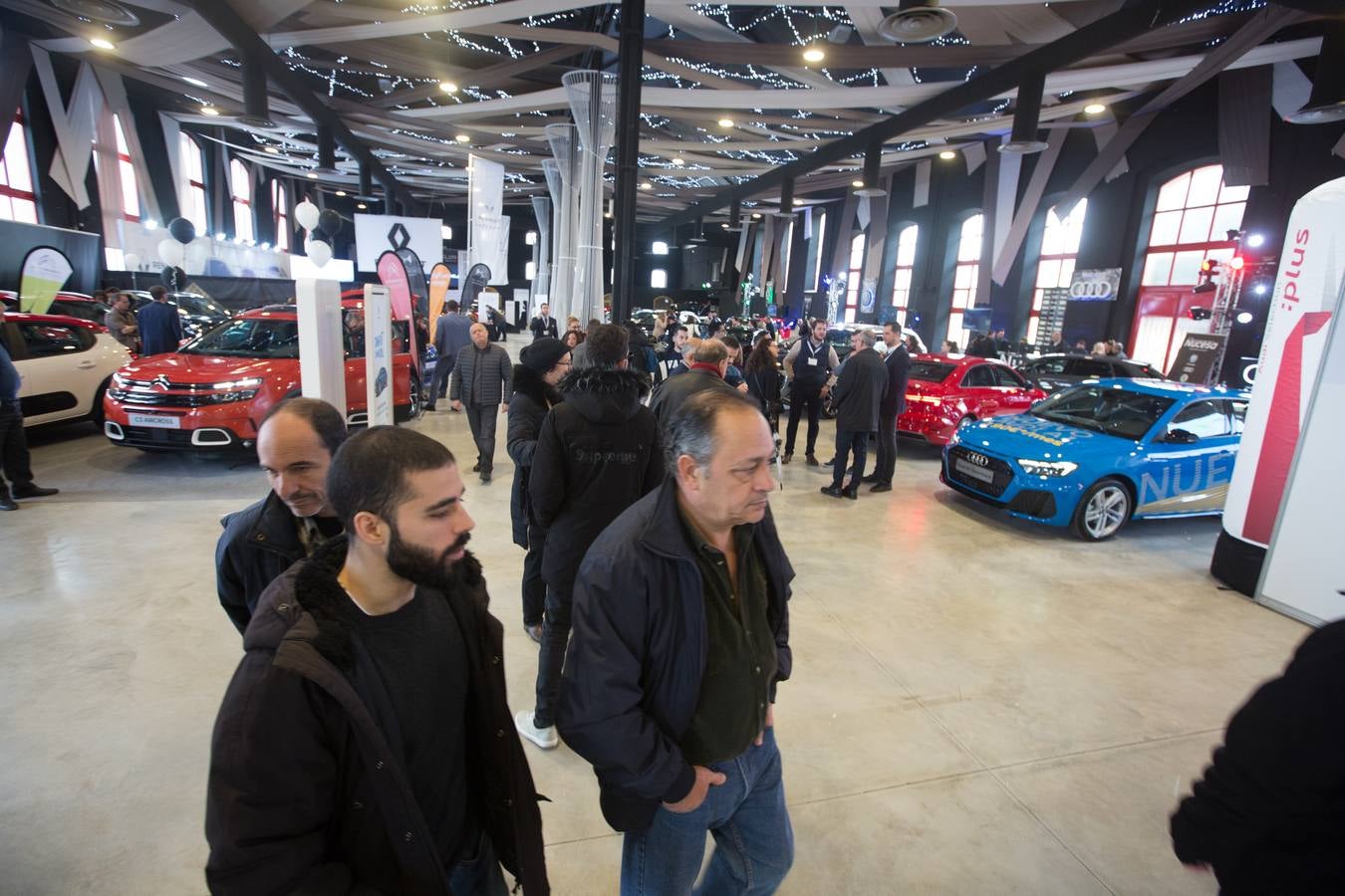 El público volvió a llenar ayer el recinto de la Feria de Muestras, que ha visto como varios miles de personas han cruzado sus puertas atraídos por los coches y motos expuestas en estos días