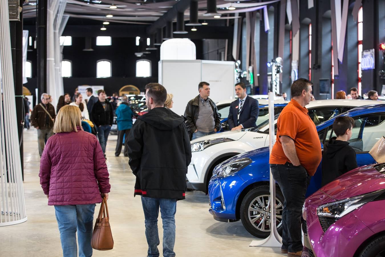 El público volvió a llenar ayer el recinto de la Feria de Muestras, que ha visto como varios miles de personas han cruzado sus puertas atraídos por los coches y motos expuestas en estos días