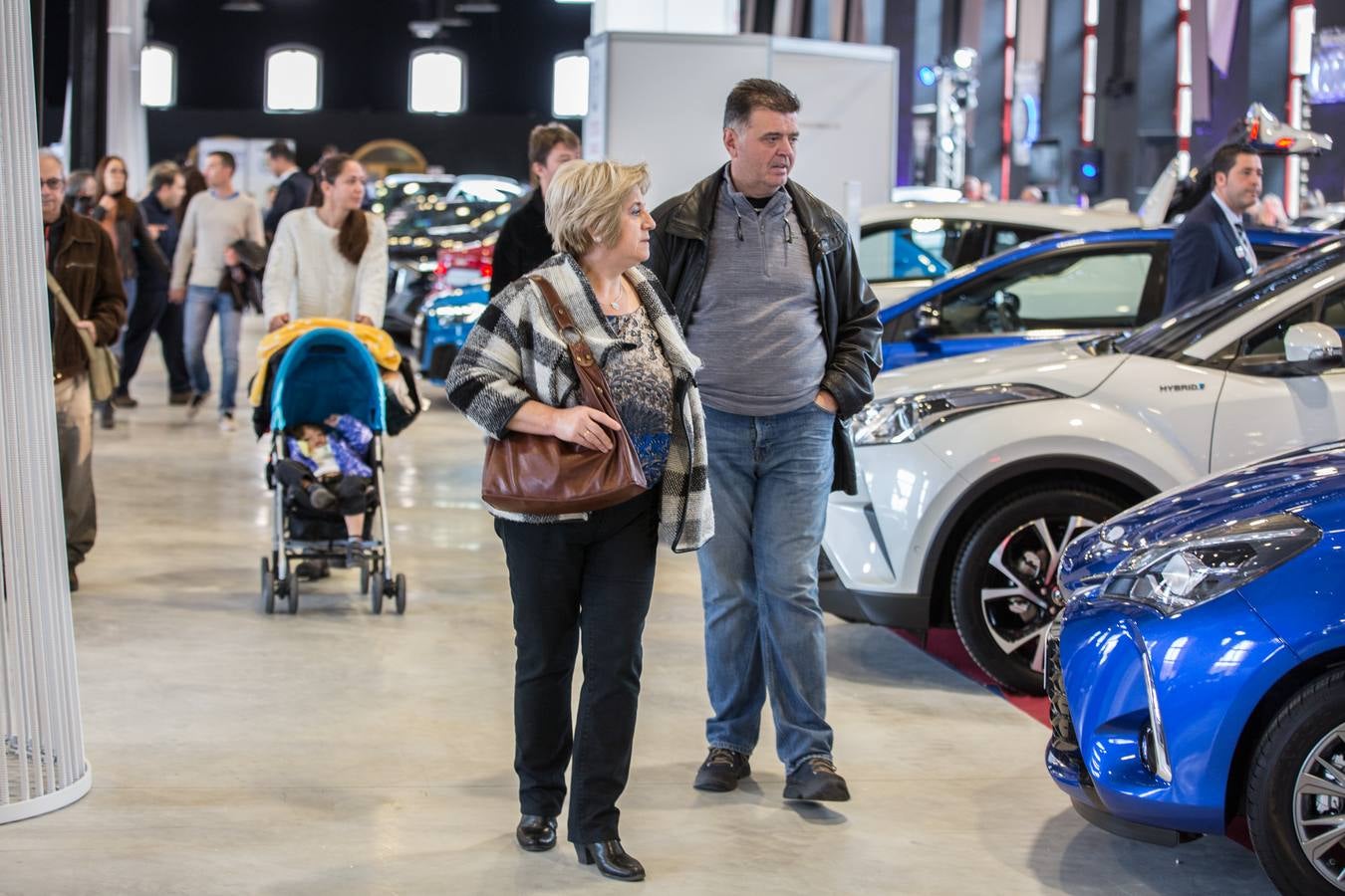 El público volvió a llenar ayer el recinto de la Feria de Muestras, que ha visto como varios miles de personas han cruzado sus puertas atraídos por los coches y motos expuestas en estos días