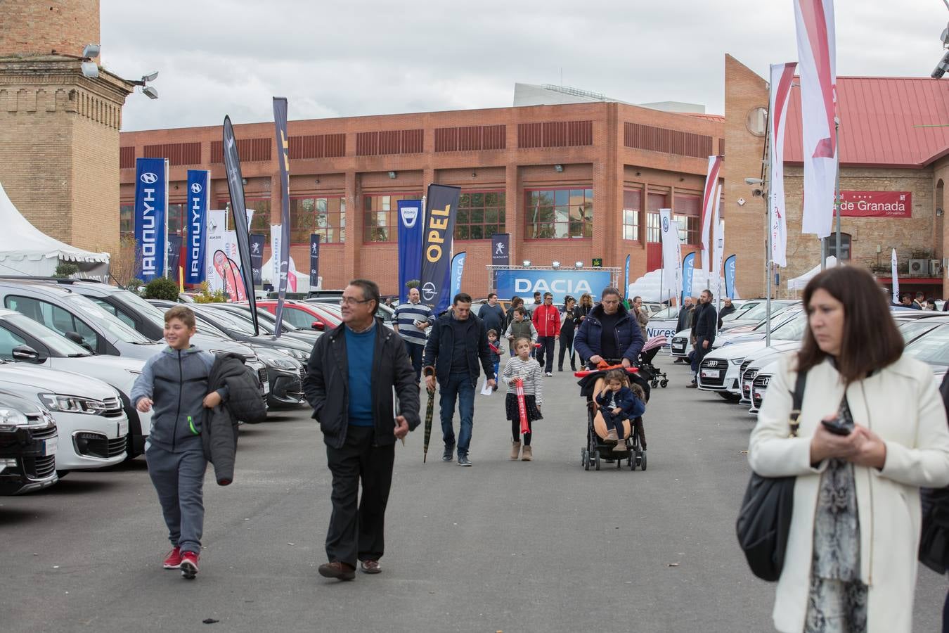 El público volvió a llenar ayer el recinto de la Feria de Muestras, que ha visto como varios miles de personas han cruzado sus puertas atraídos por los coches y motos expuestas en estos días