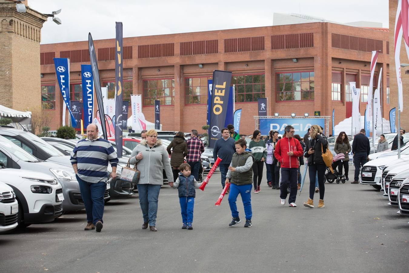 El público volvió a llenar ayer el recinto de la Feria de Muestras, que ha visto como varios miles de personas han cruzado sus puertas atraídos por los coches y motos expuestas en estos días