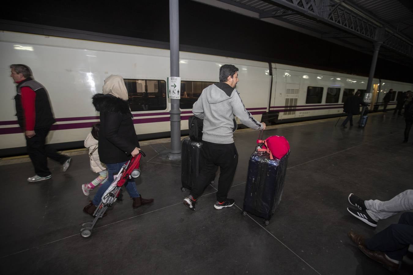 A las 7:35 horas ha partido puntual, con 110 viajeros a bordo, el Talgo que une ya Granada con Madrid en cinco horas