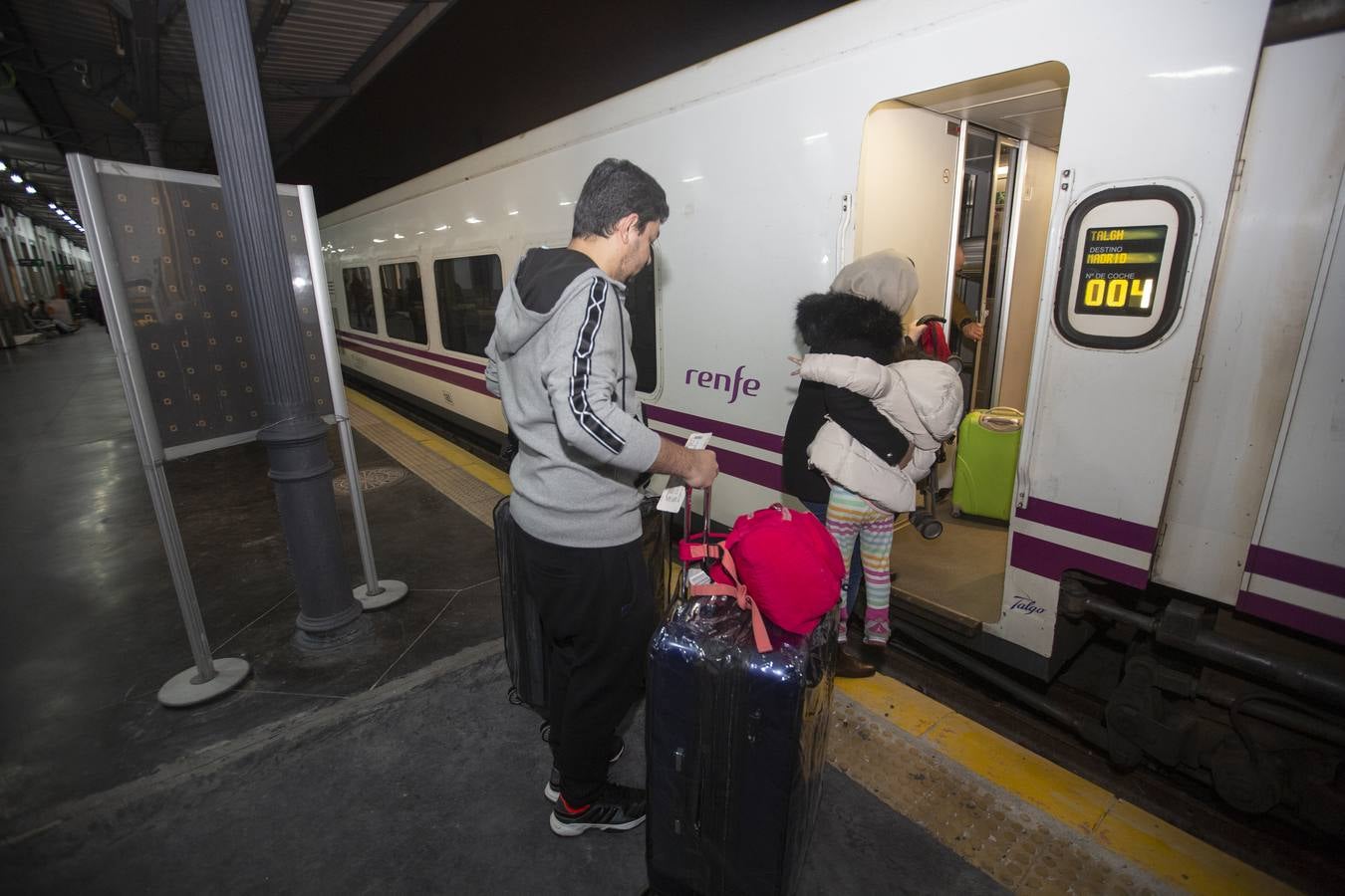 A las 7:35 horas ha partido puntual, con 110 viajeros a bordo, el Talgo que une ya Granada con Madrid en cinco horas
