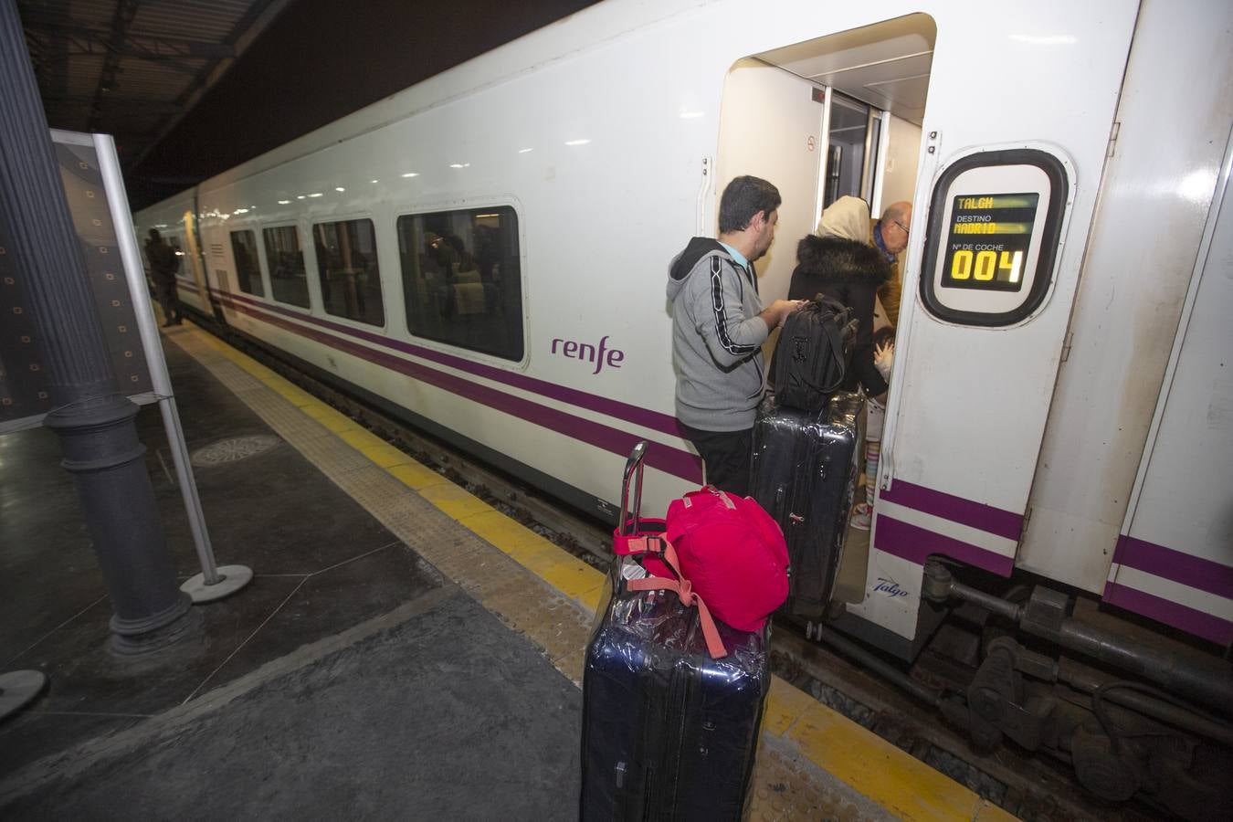 A las 7:35 horas ha partido puntual, con 110 viajeros a bordo, el Talgo que une ya Granada con Madrid en cinco horas