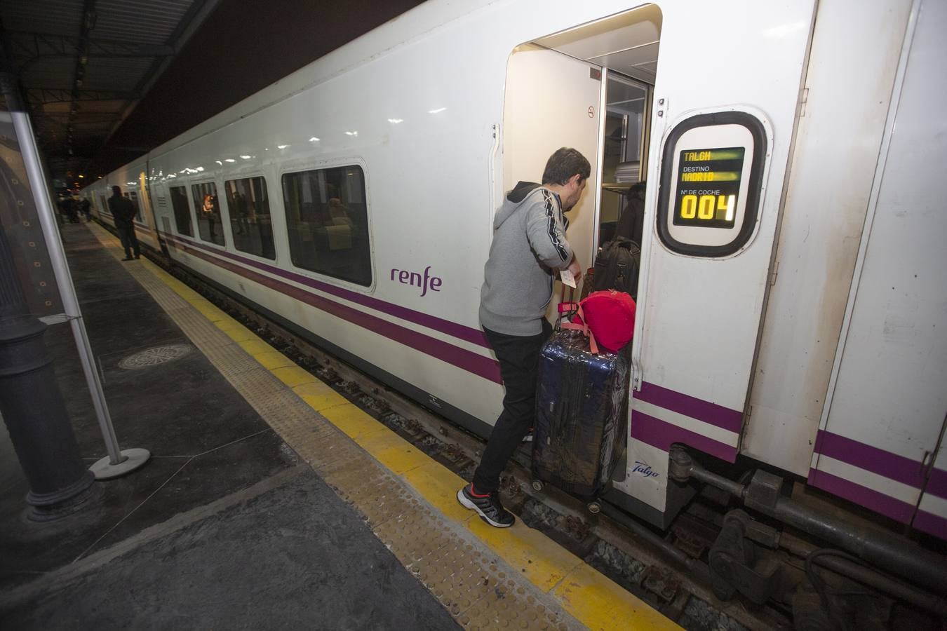 A las 7:35 horas ha partido puntual, con 110 viajeros a bordo, el Talgo que une ya Granada con Madrid en cinco horas