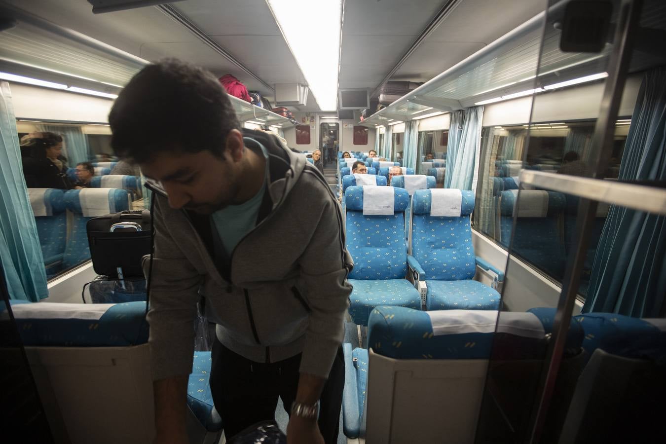 A las 7:35 horas ha partido puntual, con 110 viajeros a bordo, el Talgo que une ya Granada con Madrid en cinco horas