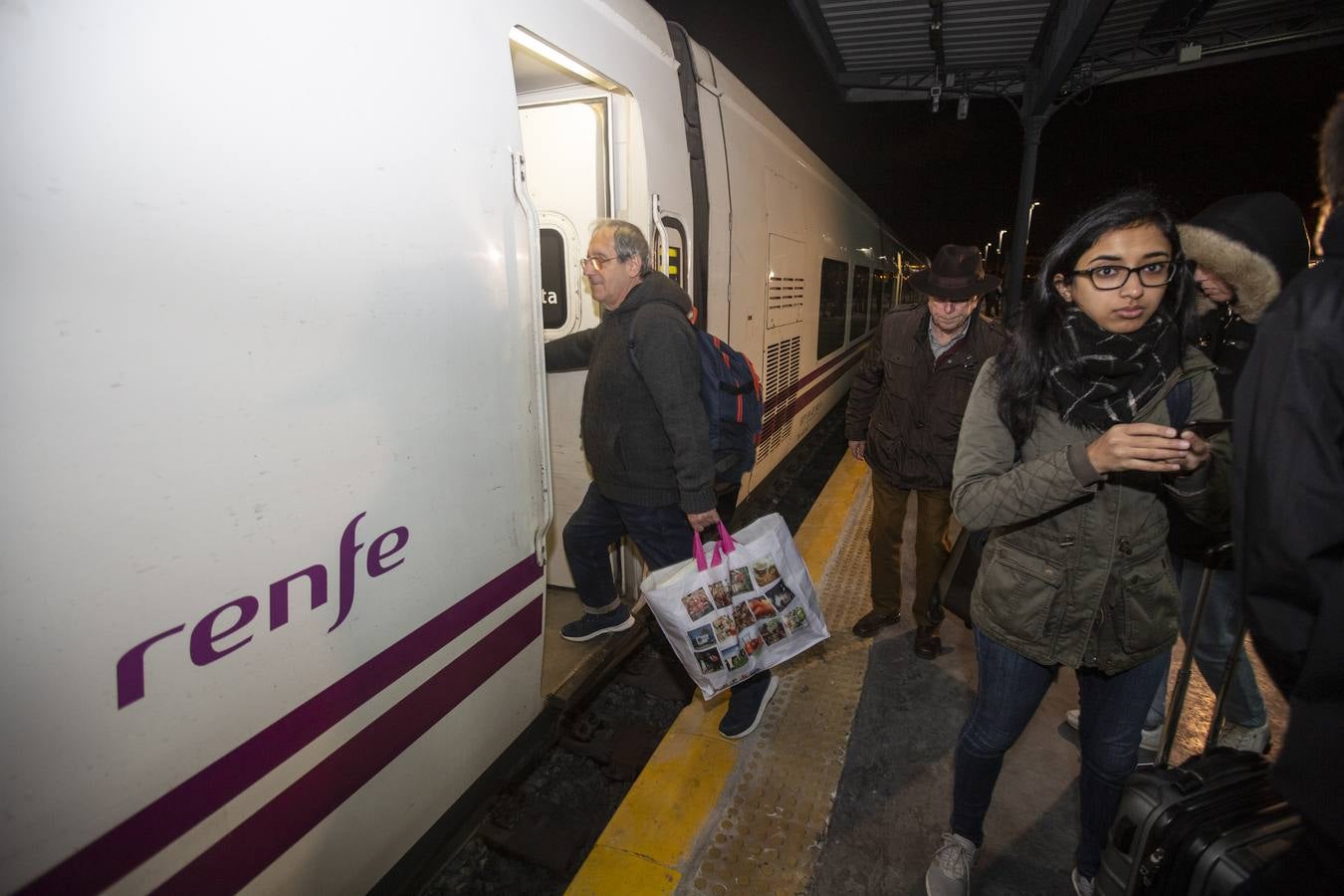 A las 7:35 horas ha partido puntual, con 110 viajeros a bordo, el Talgo que une ya Granada con Madrid en cinco horas