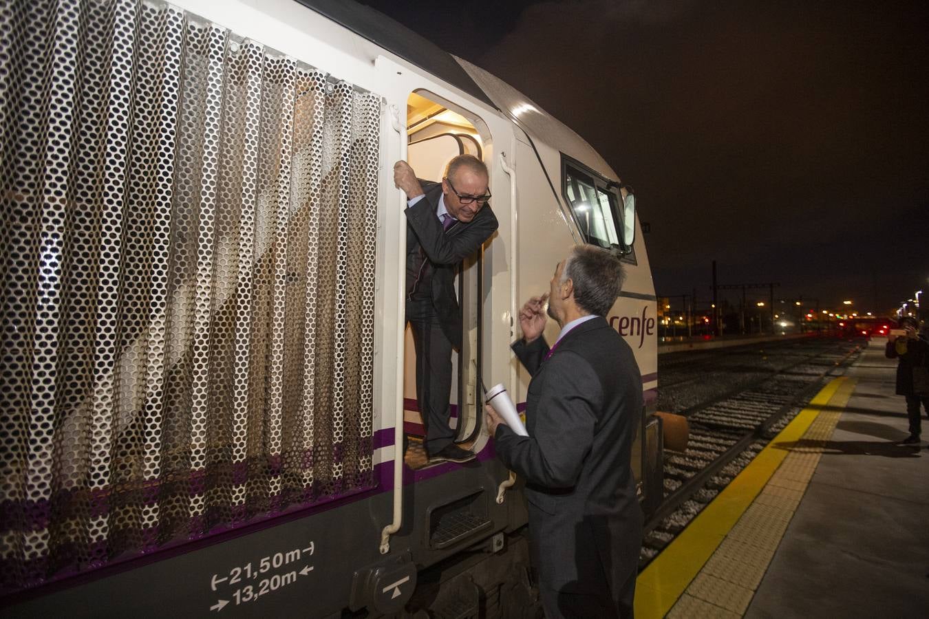 A las 7:35 horas ha partido puntual, con 110 viajeros a bordo, el Talgo que une ya Granada con Madrid en cinco horas