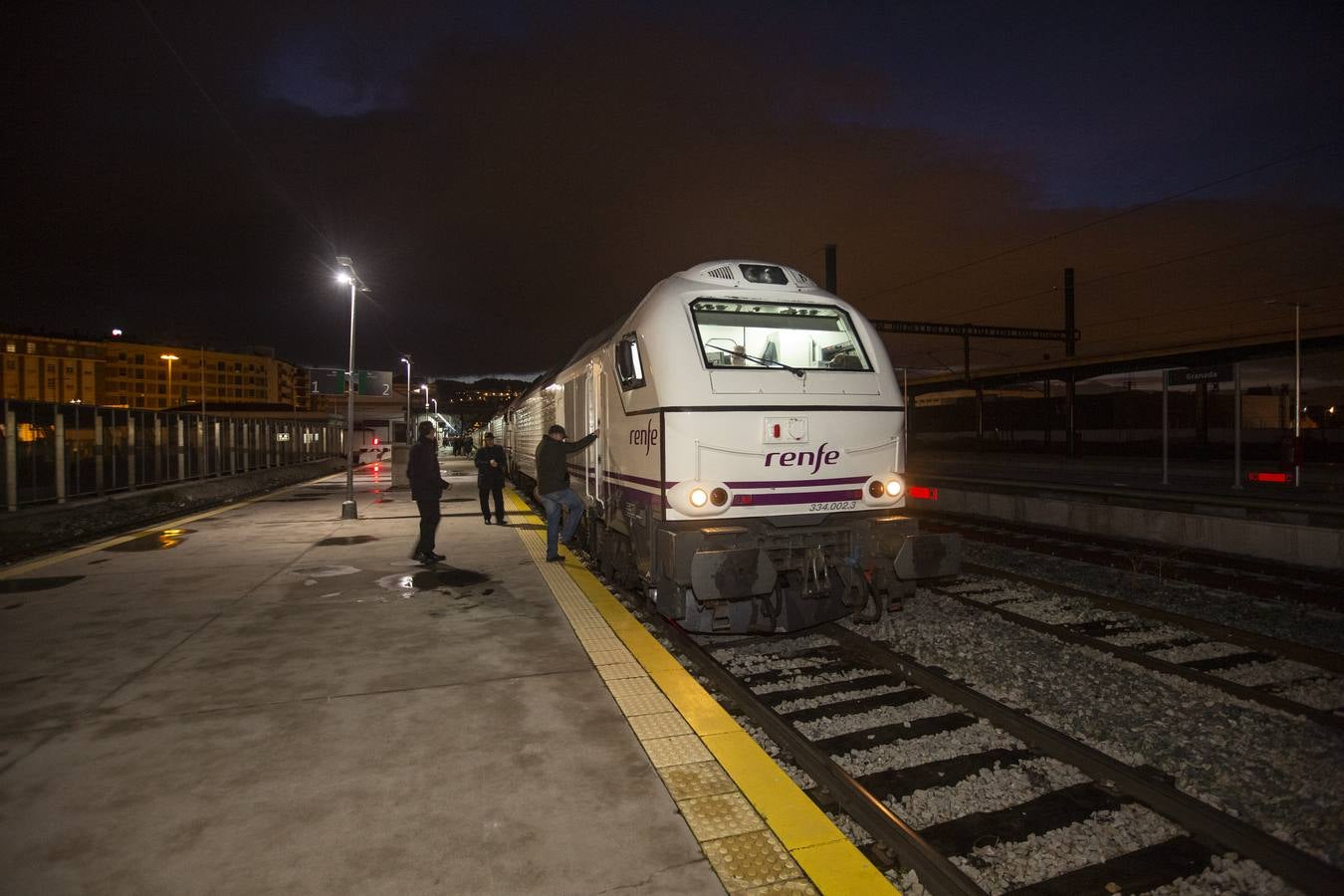 A las 7:35 horas ha partido puntual, con 110 viajeros a bordo, el Talgo que une ya Granada con Madrid en cinco horas