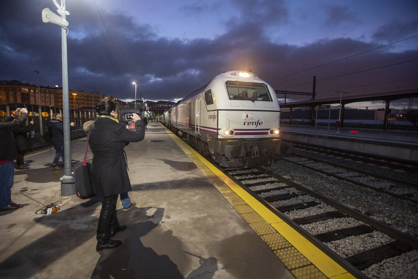A las 7:35 horas ha partido puntual, con 110 viajeros a bordo, el Talgo que une ya Granada con Madrid en cinco horas