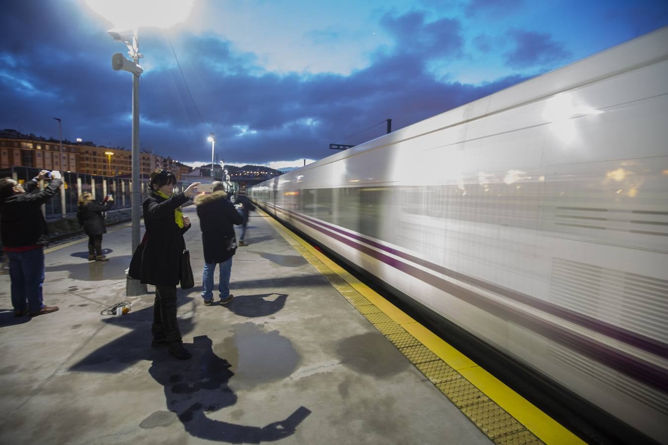 A las 7:35 horas ha partido puntual, con 110 viajeros a bordo, el Talgo que une ya Granada con Madrid en cinco horas