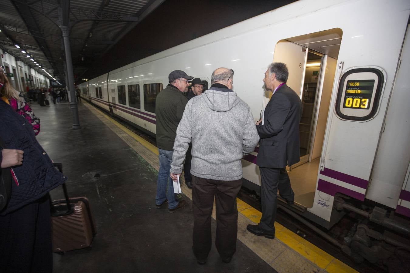 A las 7:35 horas ha partido puntual, con 110 viajeros a bordo, el Talgo que une ya Granada con Madrid en cinco horas