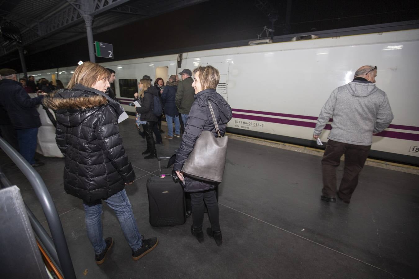 A las 7:35 horas ha partido puntual, con 110 viajeros a bordo, el Talgo que une ya Granada con Madrid en cinco horas