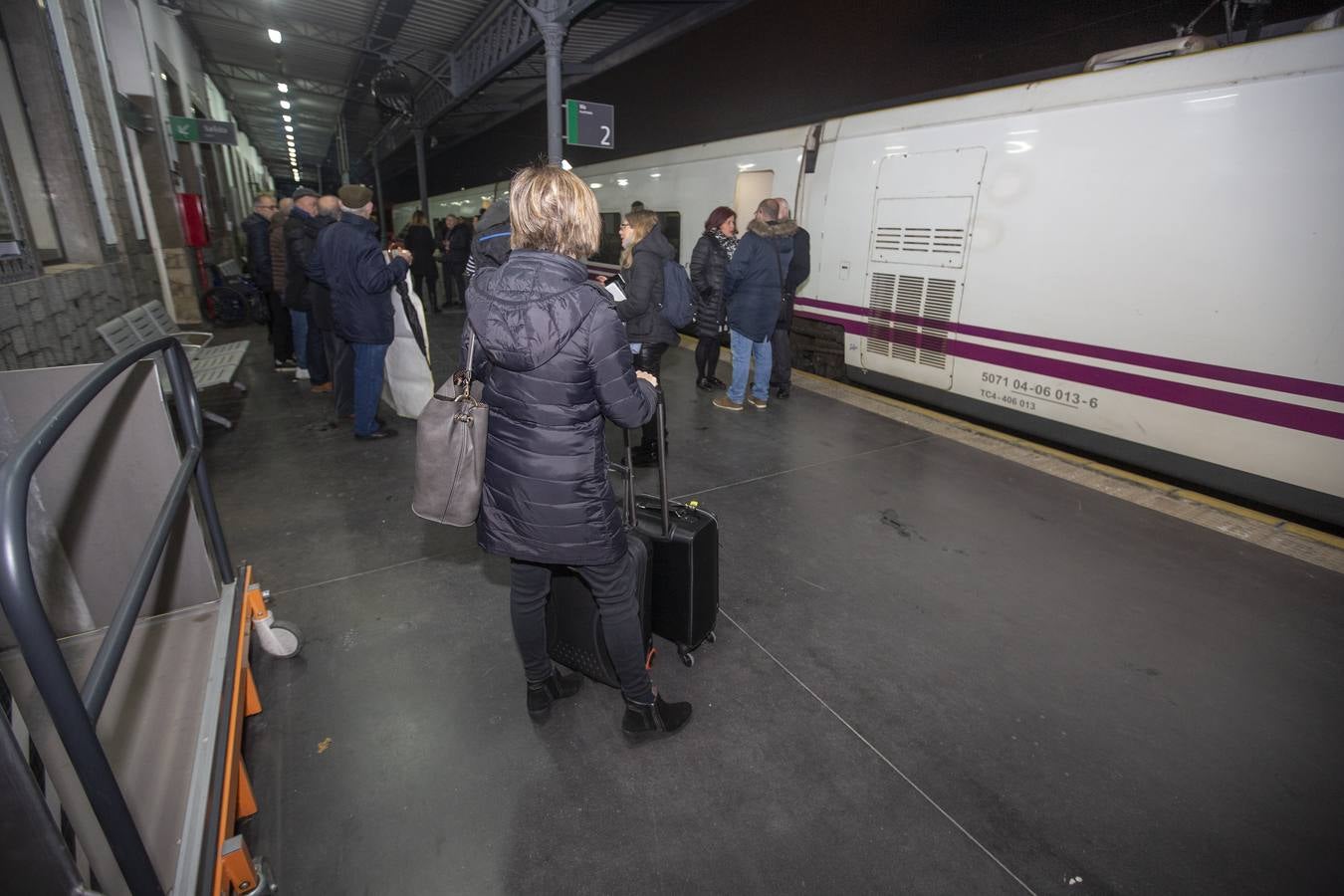A las 7:35 horas ha partido puntual, con 110 viajeros a bordo, el Talgo que une ya Granada con Madrid en cinco horas
