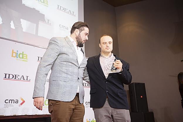 César Guisado saluda a Eduardo Luna, que luce su distinción. 