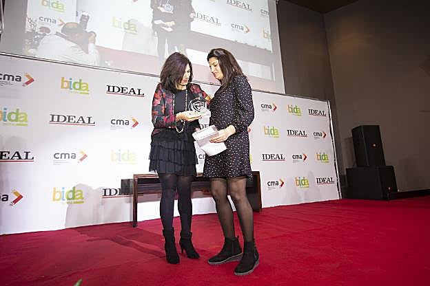 María José Rienda y Lidia Cánovas, en la entrega. 