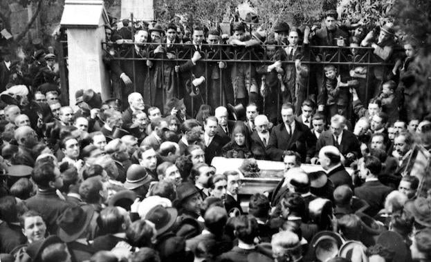 Momento en el que Fermín Garrido descubre el cadáver momificado de Ganivet 