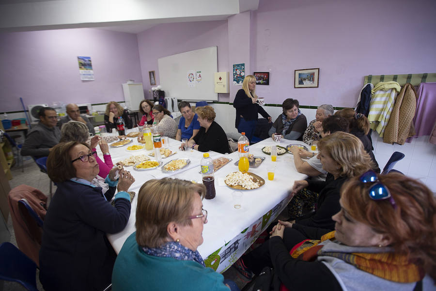 Los Álamos, Huerta Carrasco, Cuertel de Simancas, Santa Adela y La Garnatilla cuentan con estos talleres en los que los usuarios realizan actividades como costura, actividad física, bailes y se organizan excursiones