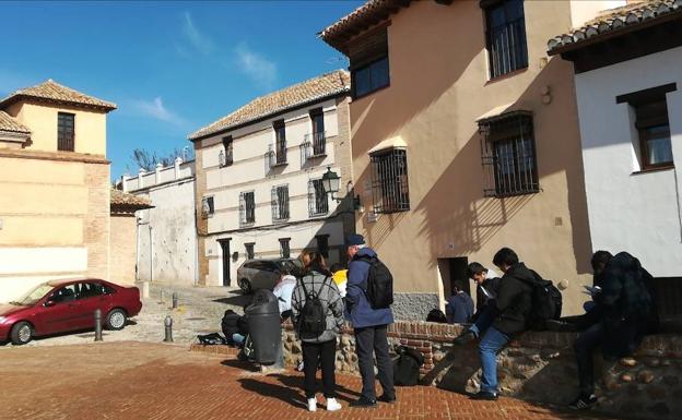 Alumnos de la Escuela de Arquitectura pintan en la calle