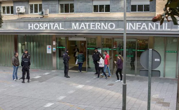 Entrada al Hospital Materno Infantil del Virgen de las Nieves.