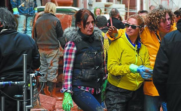 La escritora Dolores Redondo participa como extra en una secuencia del filme.