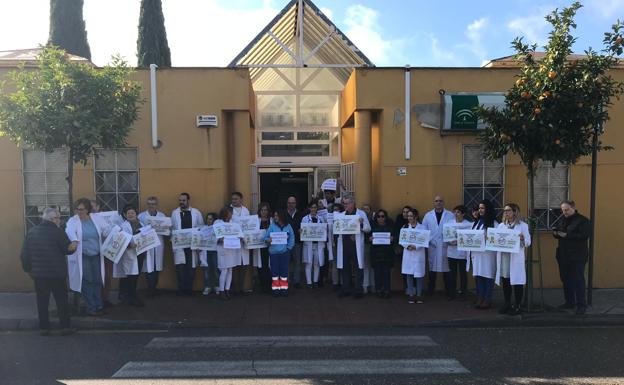 Sanitarios protestan por la agresión a una médica en Linares