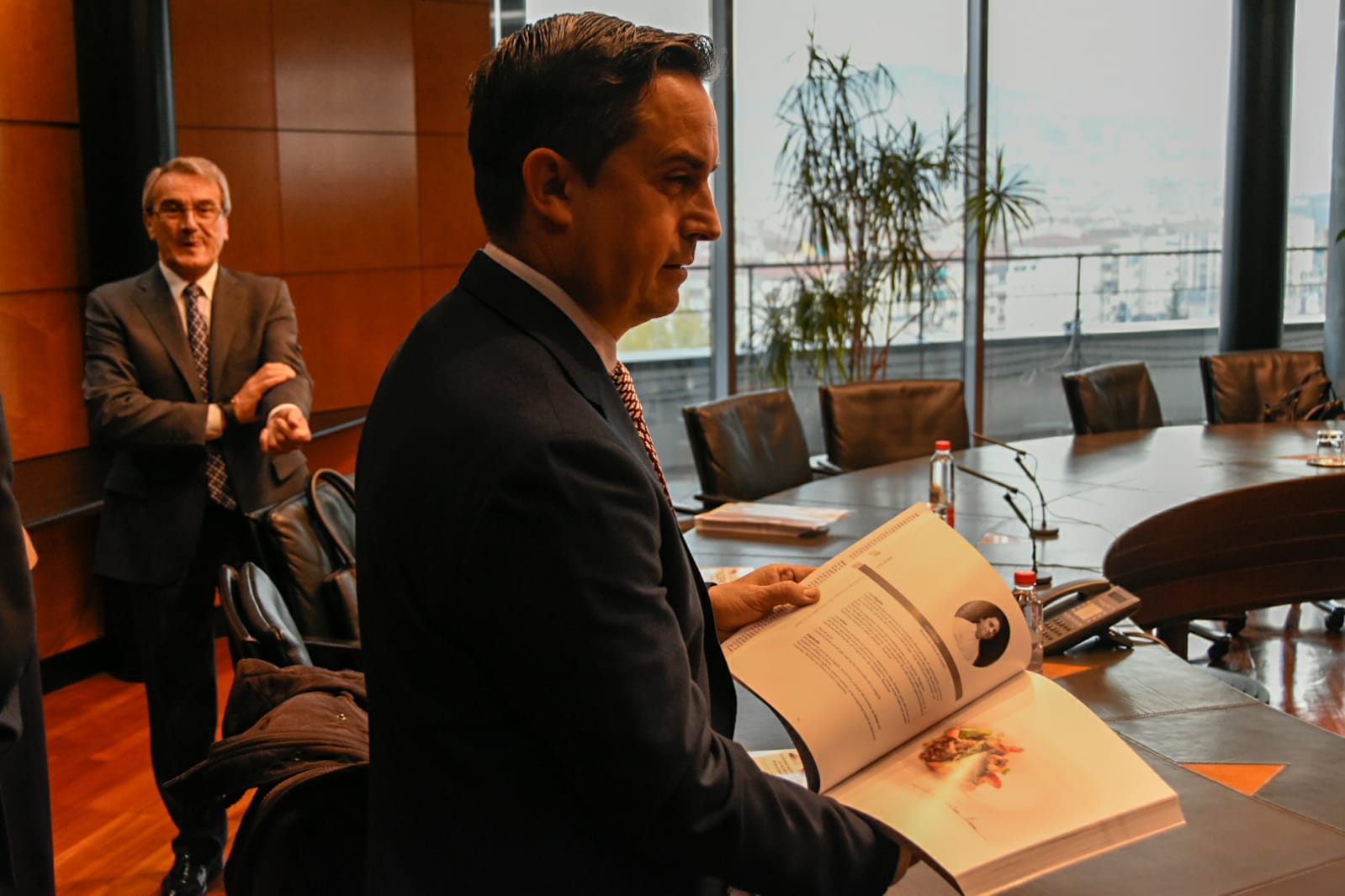 Presentación del libro 'Cocina conciencia contra el cáncer', en la Caja Rural de Granada