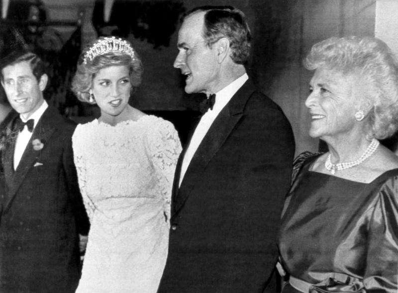 El príncipe Carlos de Inglaterra, la princesa Diana y el matrimonio Bush durante una visita de Estado a Inglaterra en 1985.