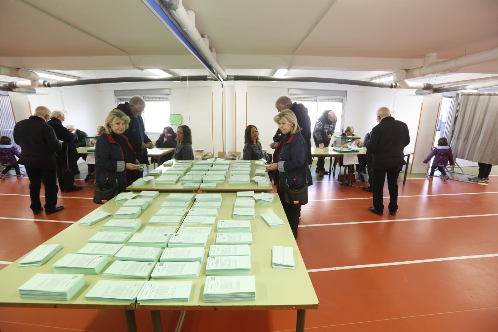 Ambiente prenavideño en un día de votaciones con un único incidente: el desalojo de dos personas en un colegio electoral de la Chana por la lectura de un manifiesto