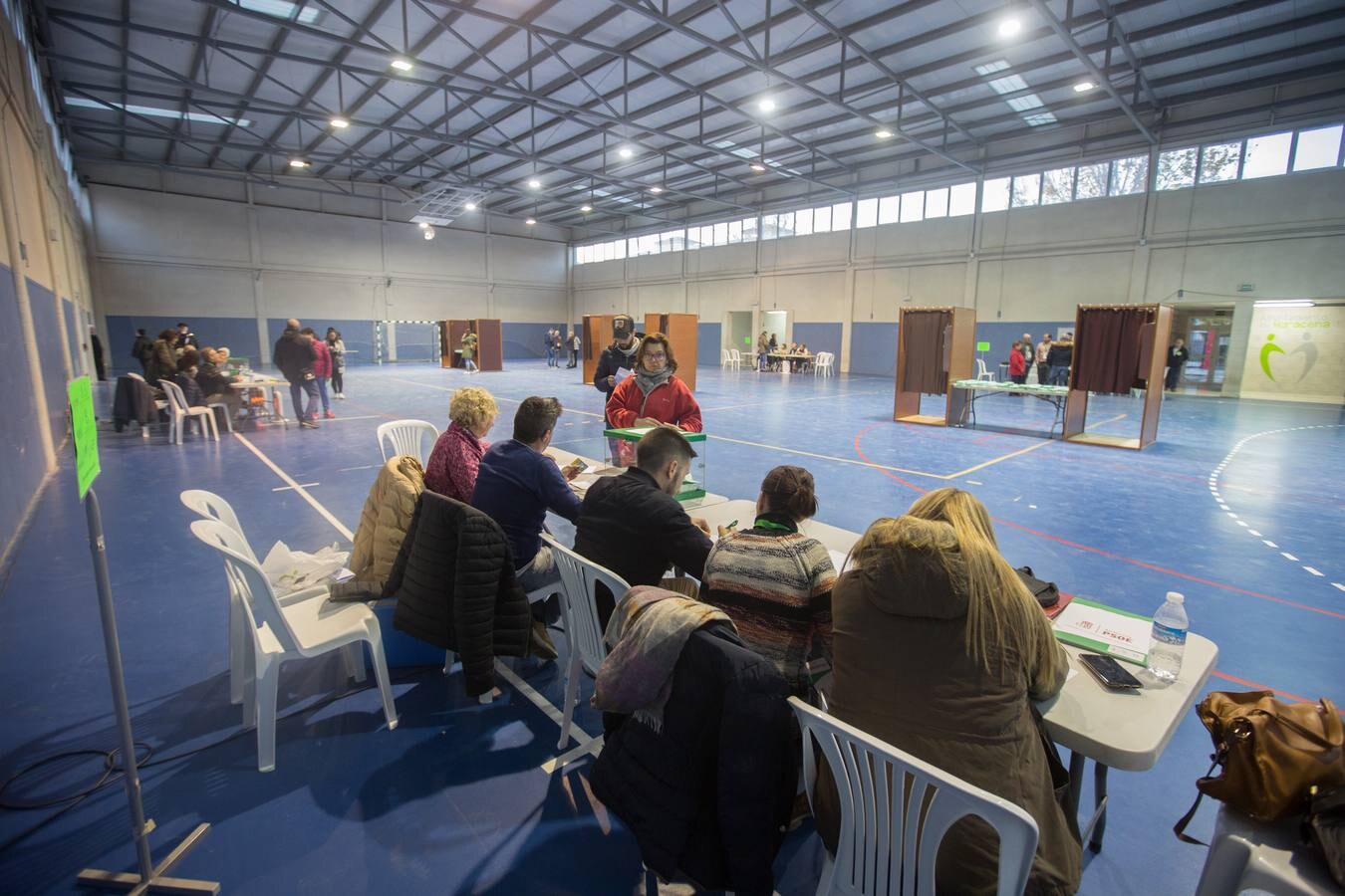 Ambiente prenavideño en un día de votaciones con un único incidente: el desalojo de dos personas en un colegio electoral de la Chana por la lectura de un manifiesto