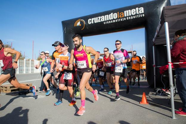 Los corredores toman la salida en la cuarta edición, que cambió el recorrido. 