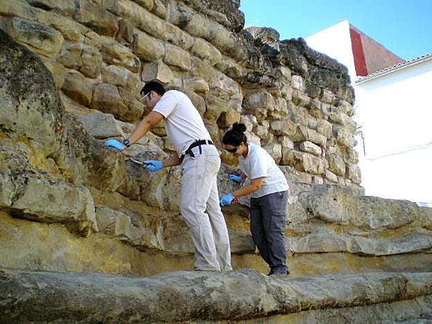 Muralla Ciclópea de Ibros, durante una de las últimas intervenciones, en la que se realizaron labores de limpieza . 