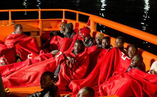 Imagen de archivo de llegada una llegada de personas rescatadas y trasladadas al puerto de Motril, algunas de ellas menores de edad. 