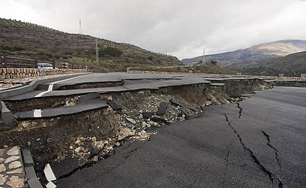 Galería. Así estaba el mirador, con las primeras grietas, en 2010.