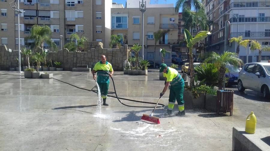 Operarios del actual servicio de limpieza de Almuñécar. 