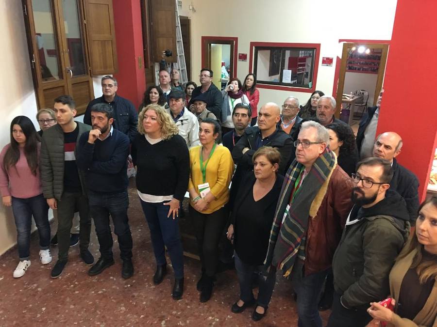 Expectación siguiendo los resultados en la sede del PSOE de Motril. 